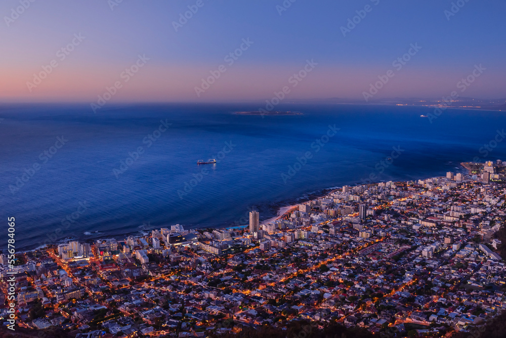 Foto de Overview of Cape Town city skyline and shoreline along the