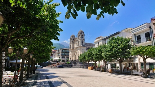 Place centrale de Zafferana Etnea avec vue sur l’Etna, province de Catane, Sicile, Italie.
