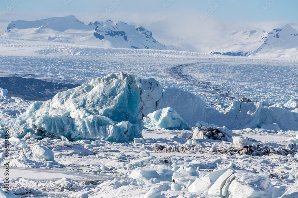 iceberg di grandi dimensioni nella laguna di fusione del ghiacciaio Jökulsárlón. Lingua del ghiacciaio con linea di erosione e sedimento del ghiacciaio