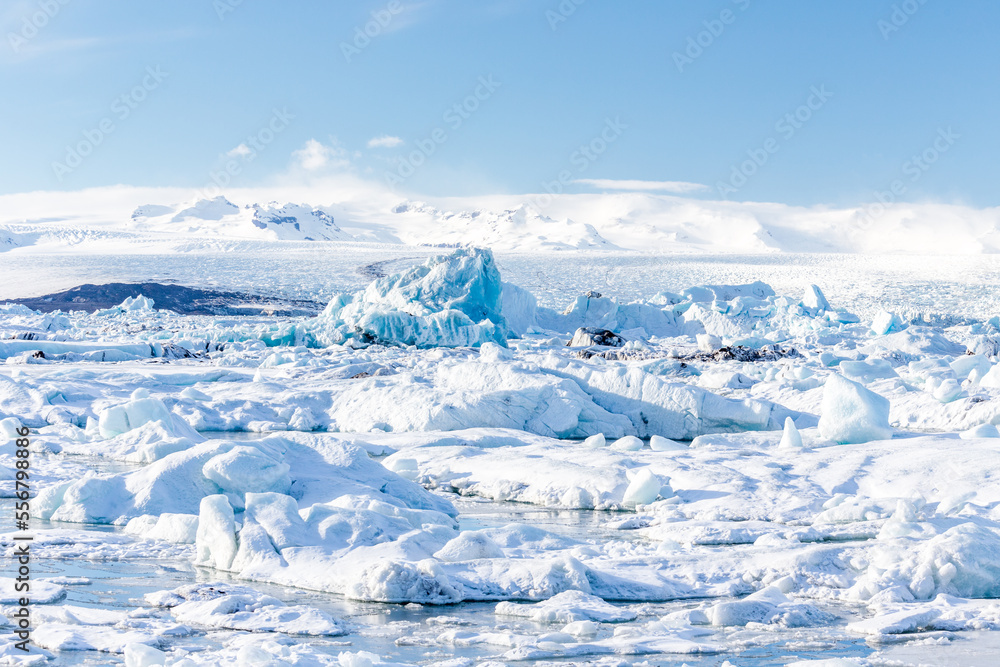 Iceberg staccati dal ghiacciaio, crepacci del ghiacciaio e nuvole bianche