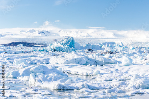 Iceberg staccati dal ghiacciaio, crepacci del ghiacciaio e nuvole bianche