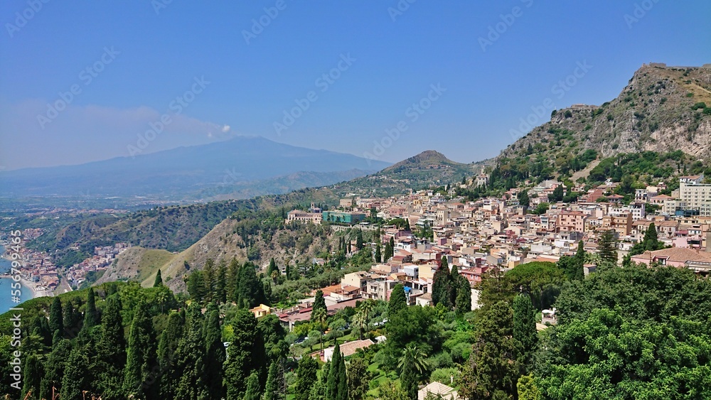 Vue générale sur l'Etna et Taormine, province de Messine, Sicile, Italie.
