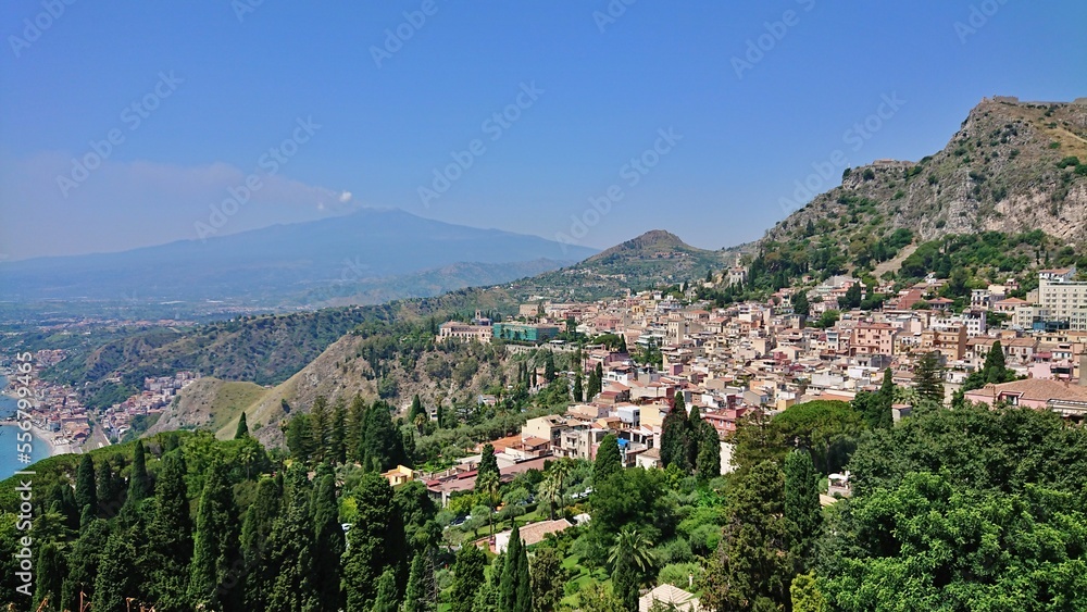Obraz premium Vue générale sur l'Etna et Taormine, province de Messine, Sicile, Italie.