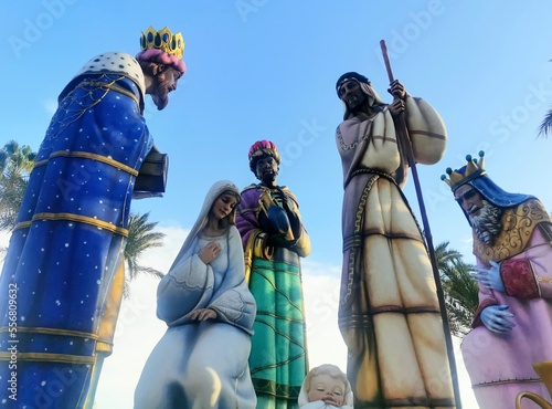 Nacimiento gigante San José, la virgen y el niño junto a los tres reyes magos Melchor, Gaspar y Baltasar en Alicante