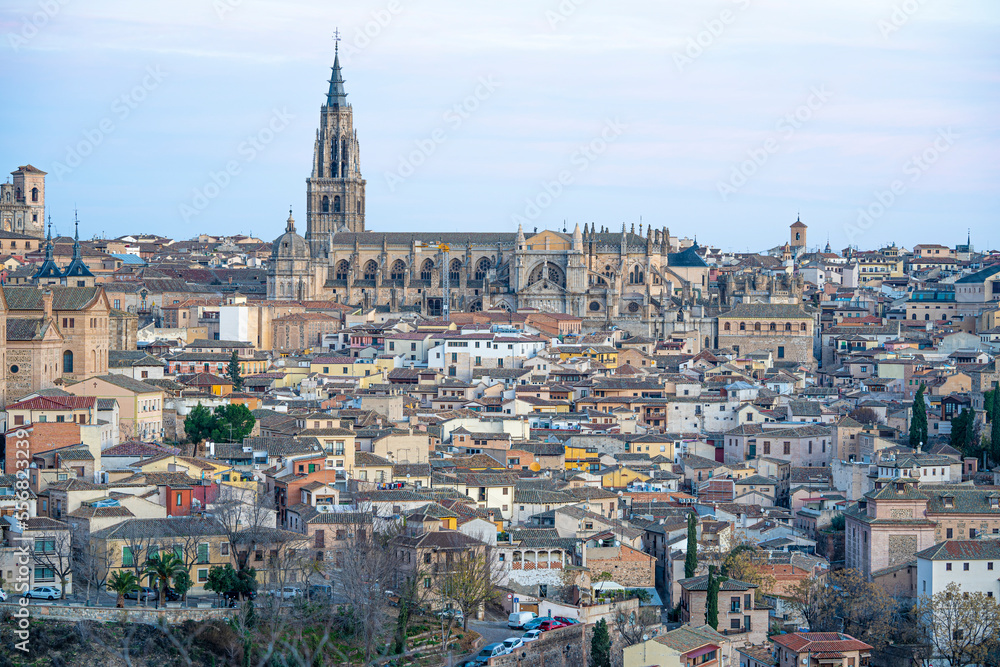 Fototapeta premium Views of the city of Toledo and its Cathedral during sunrise on a sunny and clear day