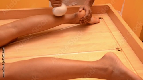 massaggio orientale con cuscinetti caldi photo
