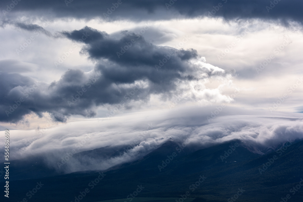 北海道、大雪山国立公園に掛かる激しい雲