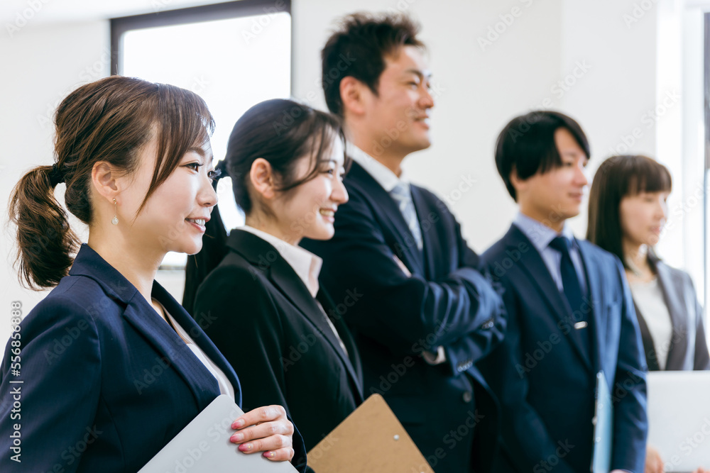 オフィスで働く日本人ビジネスマンとビジネスウーマンの横顔(男女・アジア人)
オフィスで働く日本人ビジネスマンとビジネスウーマンの横顔(男女・アジア人)