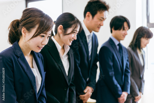 Foto オフィスで働く日本人ビジネスマンとビジネスウーマン（男女・アジア人）