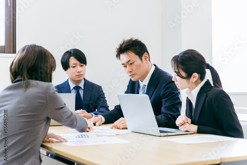 会社の業務改善・業績悪化の課題を話し合うビジネスマンとビジネスウーマン（トラブル）
