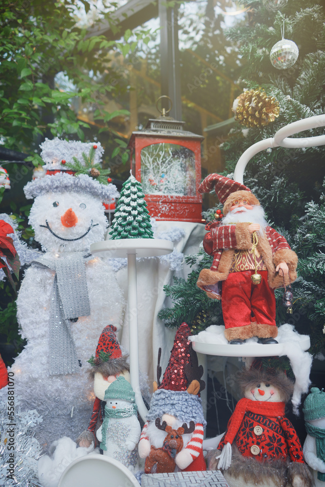 Santa Claus dolls, snowmen, pine trees and snow, a variety of Christmas decorations.