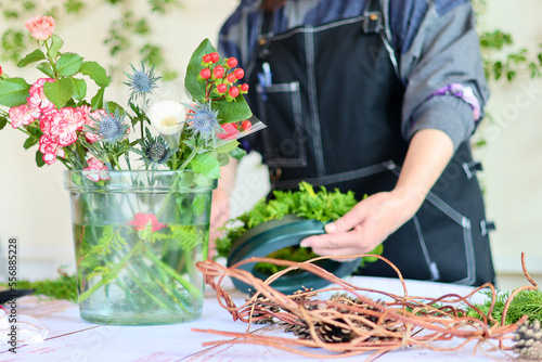生花を使った華やかなフラワーアレンジメント　手作りの花のリース　女性フラワーデザイナー