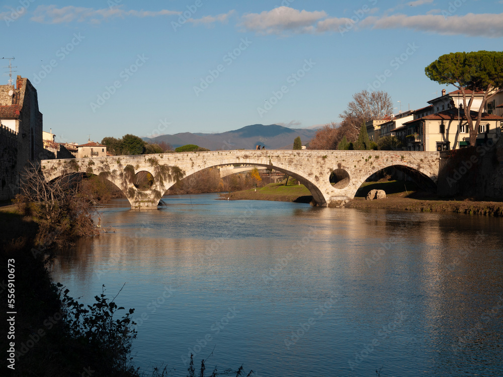 Italia, Toscana, la città di Prato. Ponte sul fiume Bisenzio.