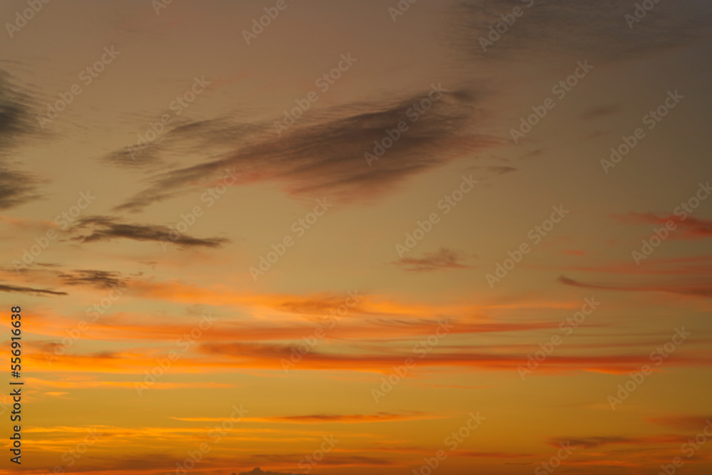 Obraz premium Incredible colors of the sunset sky with marshmallow clouds over the ocean