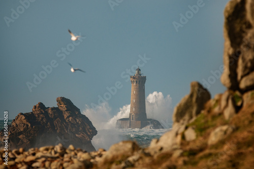 phare dans la tempête en Bretagne au milieu des rochers photo