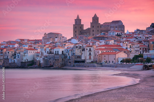 Obraz na płótnie Cefalu, Sicily, Italy. Cityscape image if coastal town Cefalu in Sicily at dramatic sunrise. w salonie