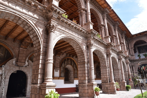 Cloître baroque à Cuzco. Pérou