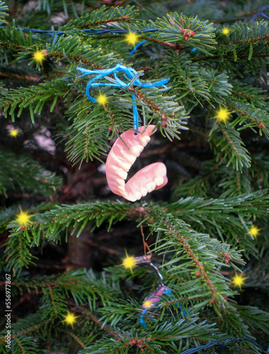 Weihnachtsbaum mit skurrilem Schmuck photo