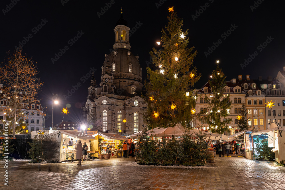 Weihnachtsmarkt an der Frauenkirche in Dresden