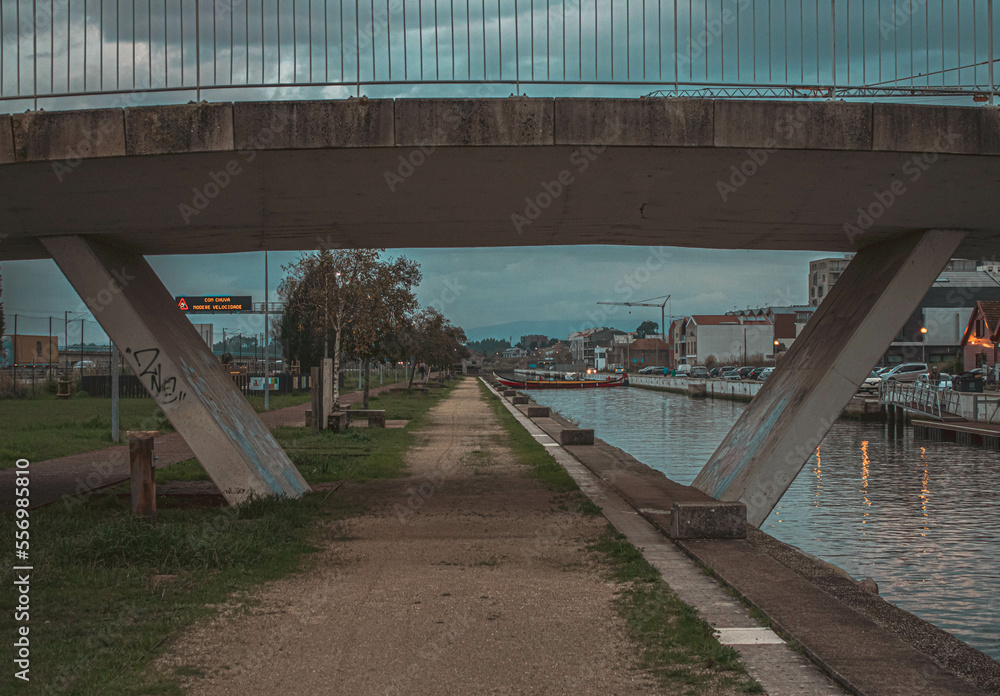 Foto simetrica com um caminho por baixo de uma ponte Foto simetrica com um caminho por baixo de uma ponte