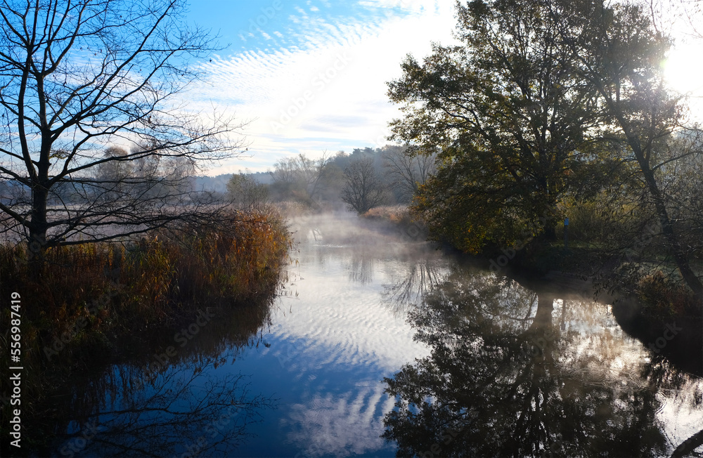 Fluss im am Morgen mit aufsteigendem Nebel