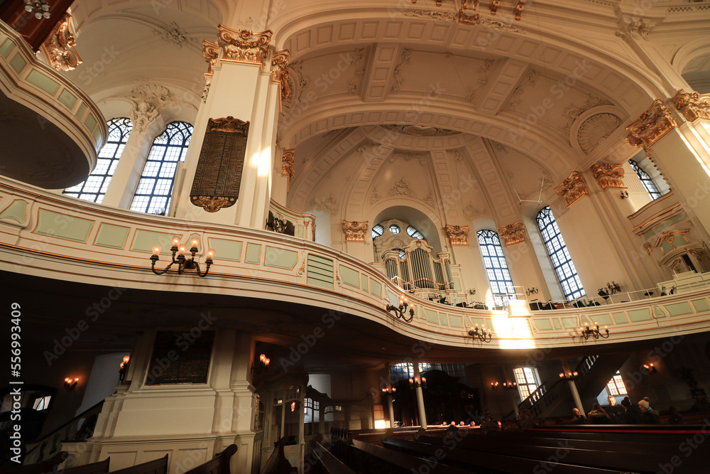 Hamburger Hauptkirche St. Michaelis; Lichtdurchfluteter Innenraum mit Empore