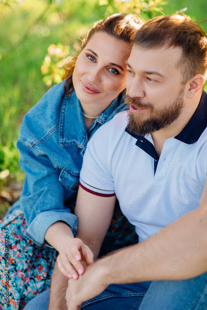 Obraz premium a man and a woman on a lawn in the park. romantic picnic