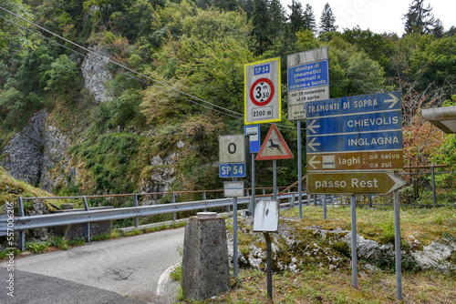 Wegweiser, Verkehrszeichen, Schild, Tramonti, Richtung, Pfeil, Pfeile, Navigation, Orientierung, Wildwechsel, zurechtfinden, Weg, weisen, Information, Tafel, Haltestelle, Autobus, Öffis, Öffentlicher  photo