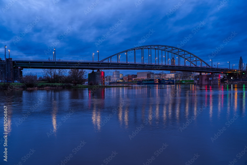 Historische Brücke in Arnheim zur blauen Stunde