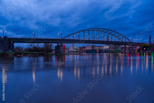 Historische Brücke in Arnheim zur blauen Stunde © hespasoft