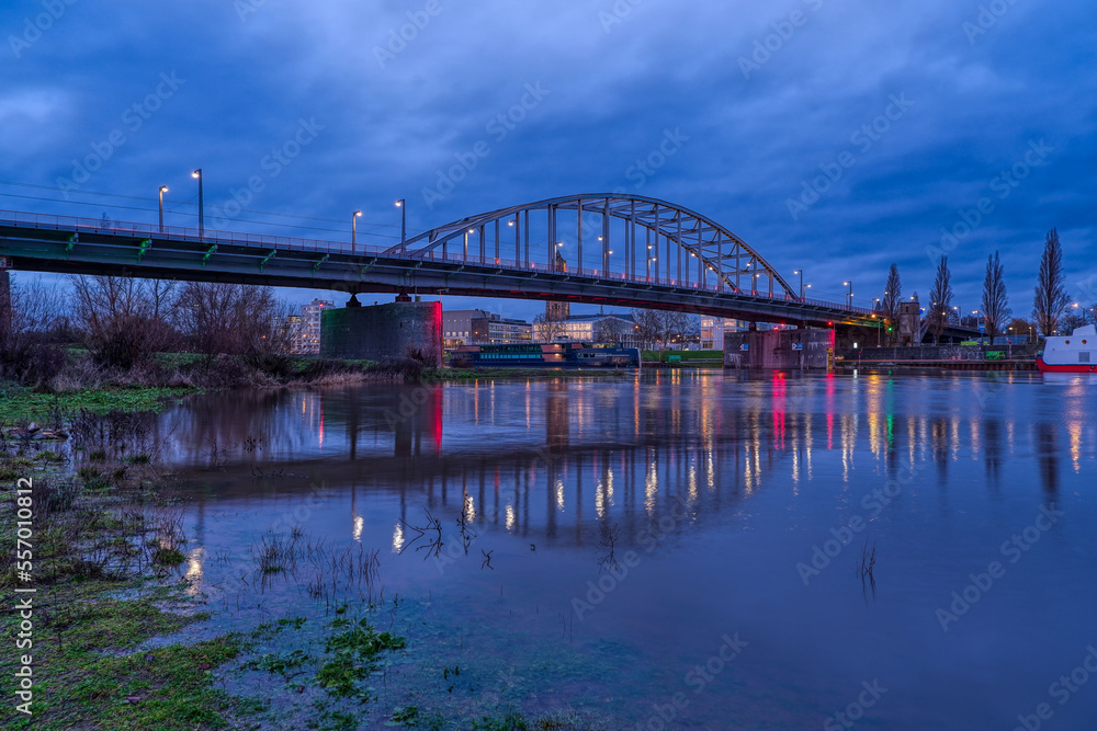 Naklejka premium Historische Brücke über den Nederrijn in Arnheim zur blauen Stunde