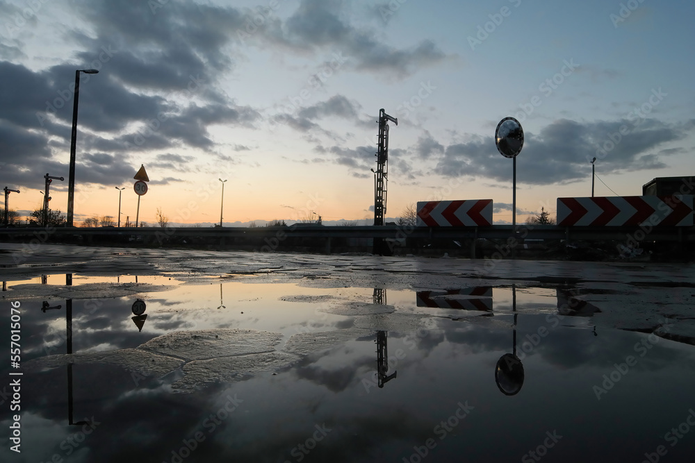 Krajobraz miejski w wschodniej Europie po opadach deszczu. - obrazy, fototapety, plakaty 