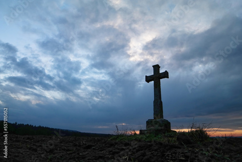 Krzyż katolicki bruśnieński na tle kolorowego nieba.