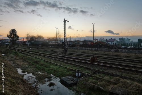 Tory kolejowe i widok na miasto, mroczny krajobraz miasta.