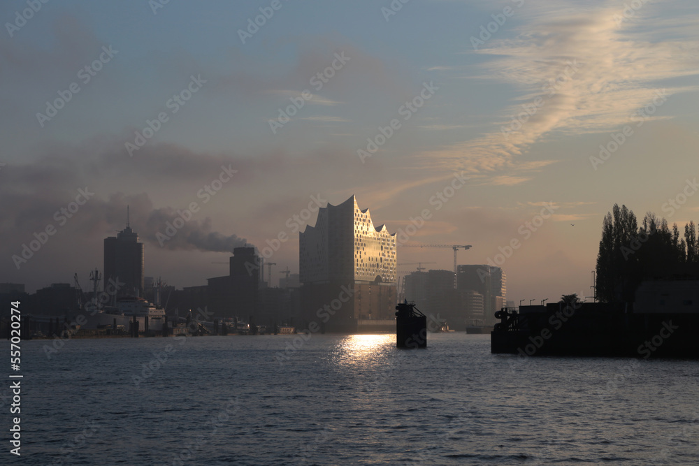 Hamburger Hafen mit blick auf die Elbphilharmonie bei Sonnenaufgang