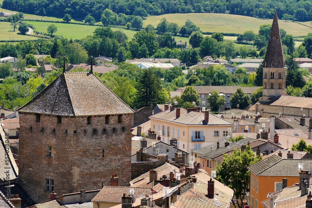Vue panoramique sur la tour du moulin de l’abbaye Saint-Pierre et Saint-Paul de Cluny et l’église Saint-Marcel au loin
