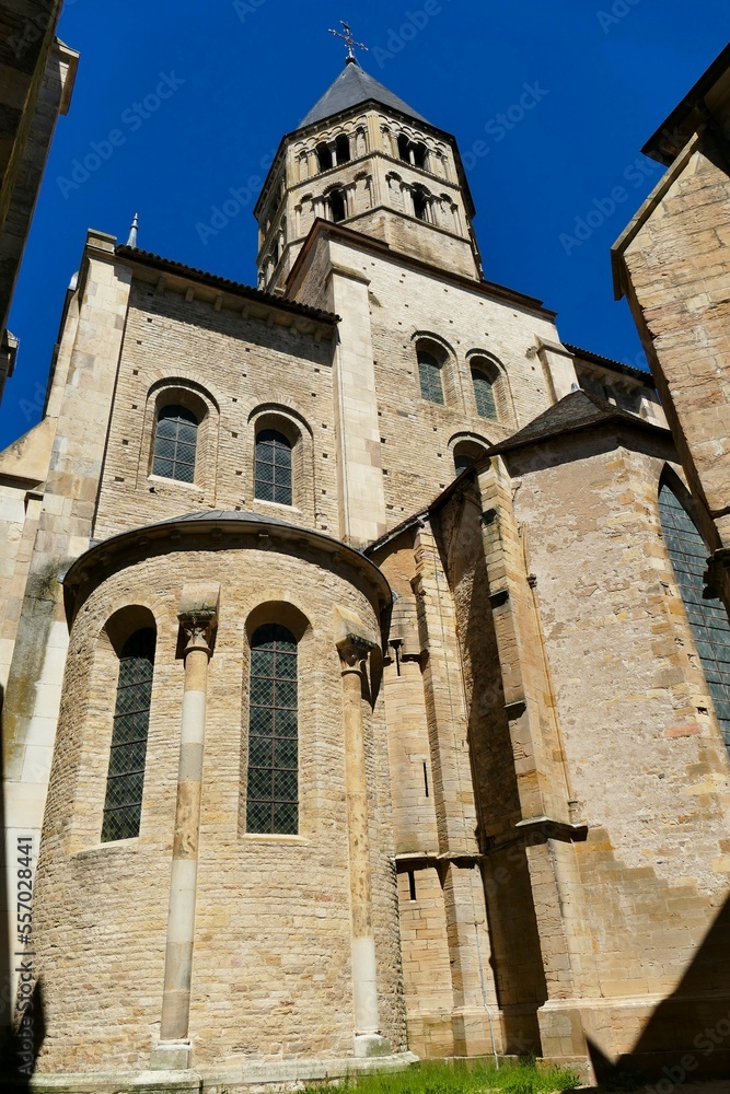 L’abside et le clocher de l’église de l’abbaye Saint-Pierre et Saint-Paul de Cluny L’abside et le clocher de l’église de l’abbaye Saint-Pierre et Saint-Paul de Cluny