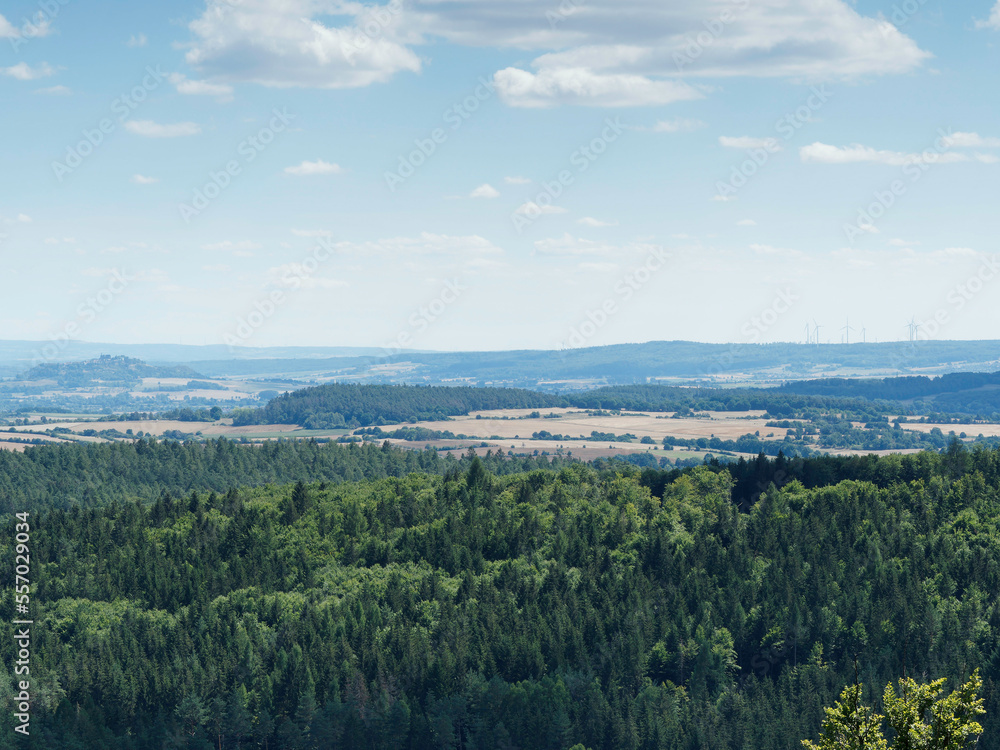 Landschaft in Hessen. Aussichtspunkte von Gerlachsberg über Marburger Bergland, Schloss Marburg, Hoherodskopf auf die Amöneburg, Lahnberge und Windpark Marburg 