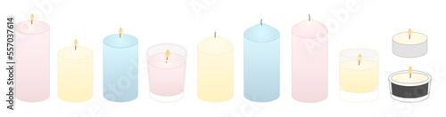 Série de bougies de tailles et de formes différentes, avec ou sans bougeoir en verre, allumées ou éteintes