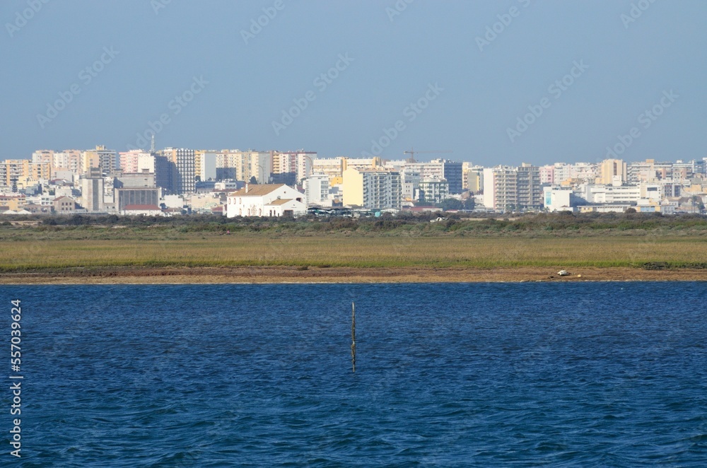 Faro desde Ilha de Faro, Algarve, Portugal