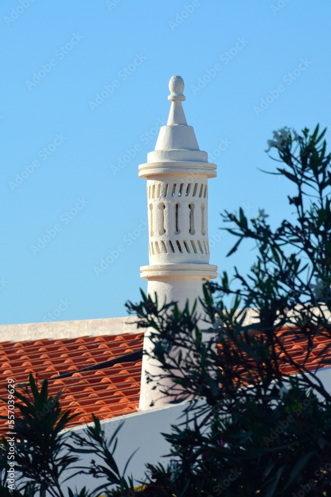 Fototapeta premium Chimenea típica en Ilha de Faro, Algarve, Portugal