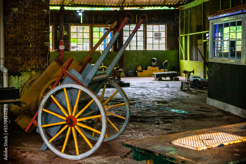 Galpão oficina em Paranapiacaba, com carroça e algumas peças espalhadas pelo chão. photo