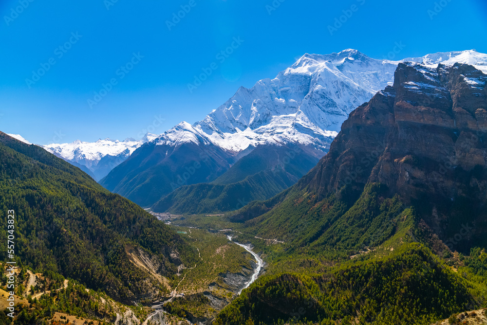 Obraz premium Picturesque landscape of the Annapurna Circuit trek with footpath on a sunny fall day