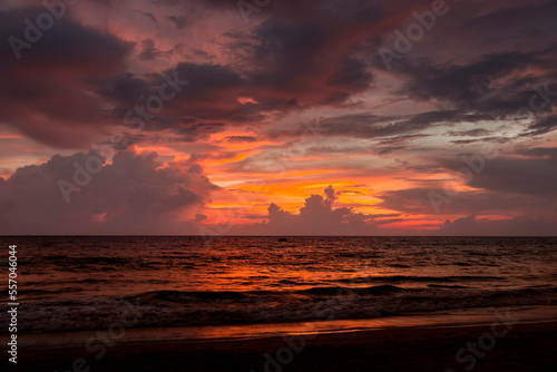 Krajobraz morski. Zachód słońca na plaży, Tajlandia 