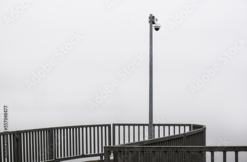 Lampe an einem Steg im Nebel - Lamp on a jetty in fog