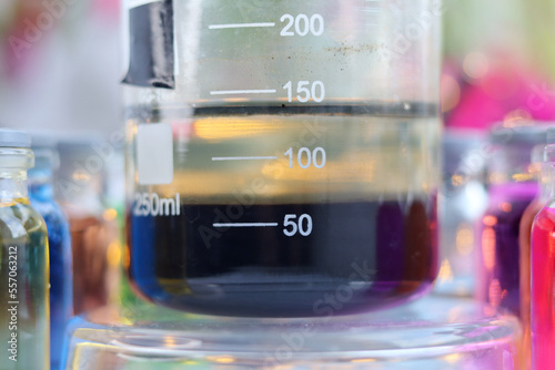 Fotografía A black insoluble substance of copper sulfide settled at the bottom of a beaker