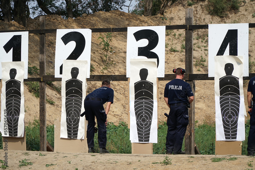 Trening strzelania z broni palnej przez policje i wojsko na strzelnicy sportowej do tarczy.  - obrazy, fototapety, plakaty 