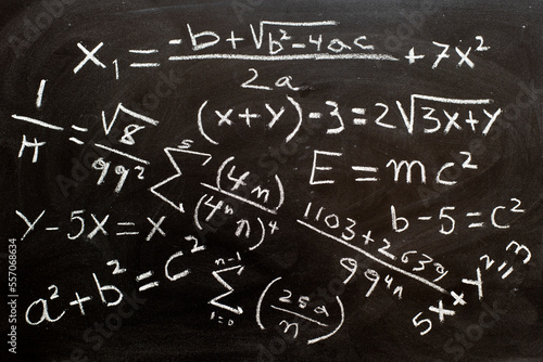 Fórmulas y ecuaciones matemáticas escritas en una pizarra con tiza