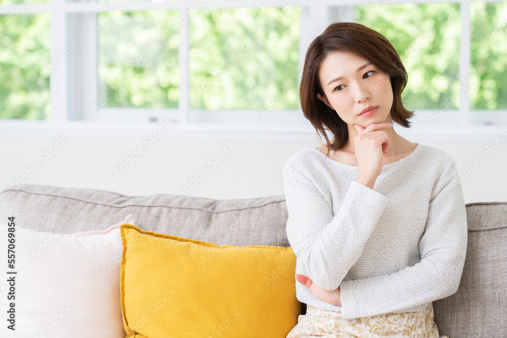 若い女性 考える 若い女性 考える