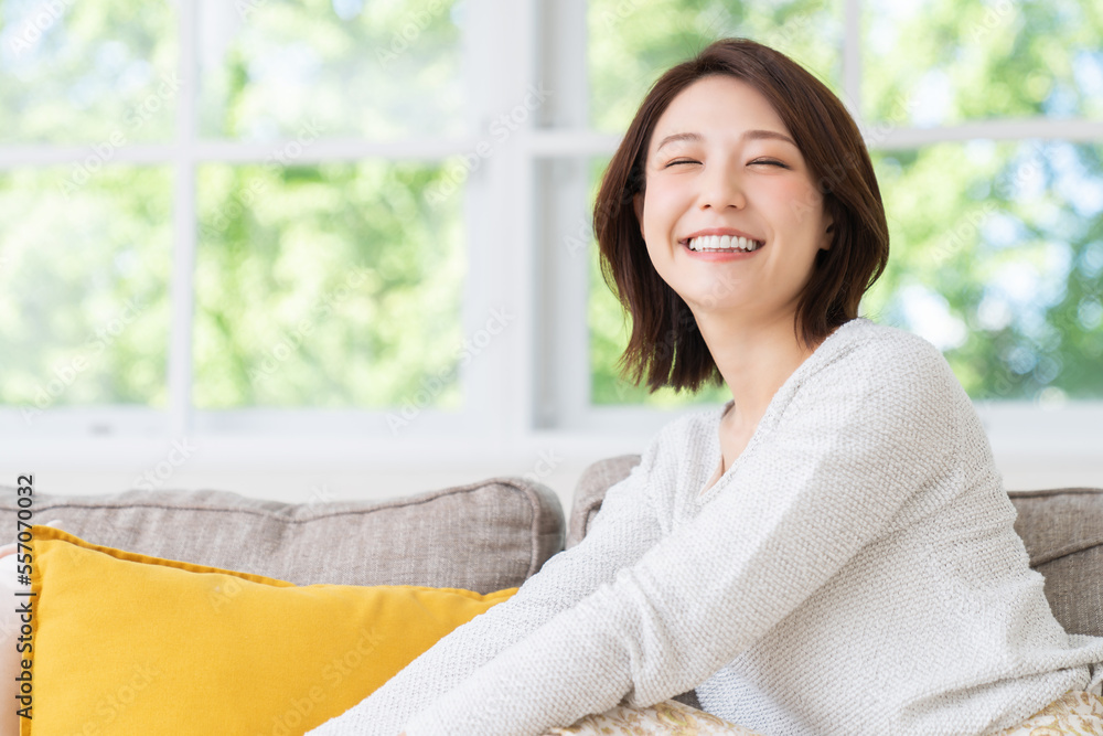 部屋でリラックスする若い女性 部屋でリラックスする若い女性
